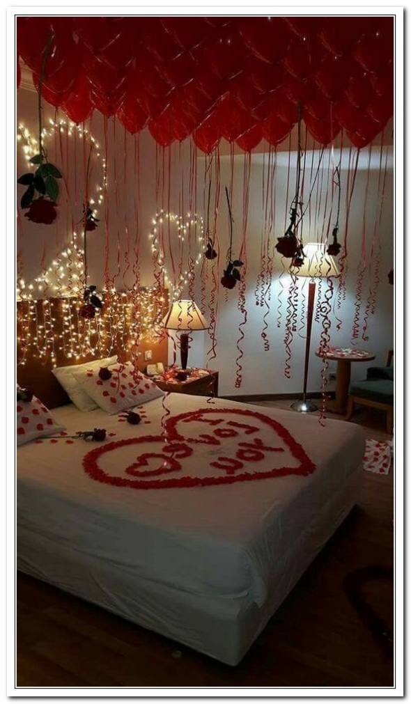 تزئین اتاق خواب عروس با گل قرمز به شکل قلب